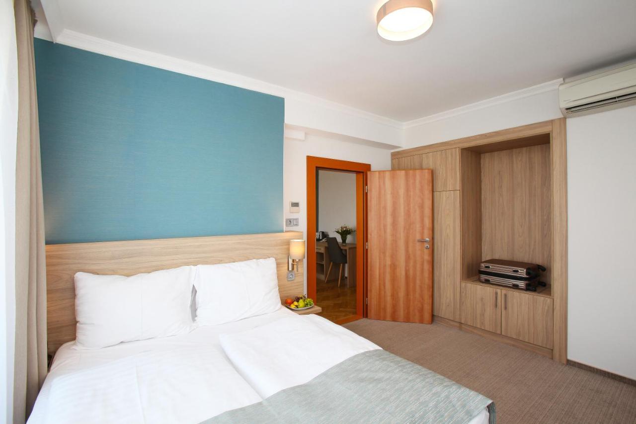 Family Room,1274944030:JPEG
