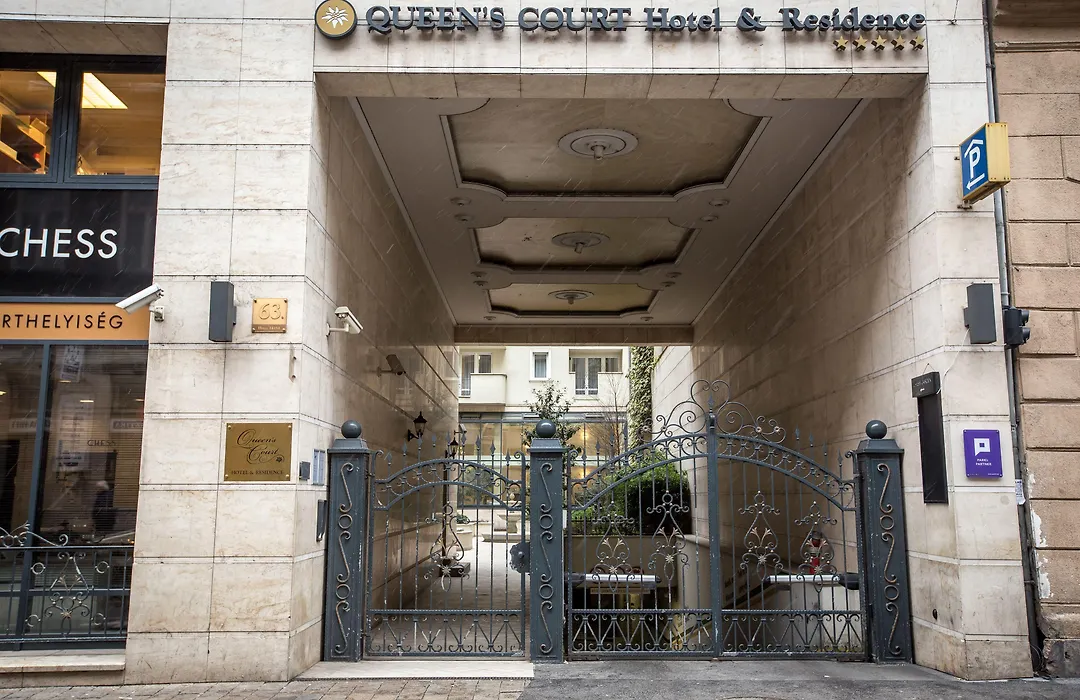 Queen'S Court Hotel & Residence-1