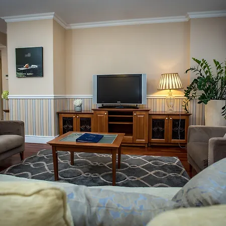 Queen'S Court Hotel & Residence-2